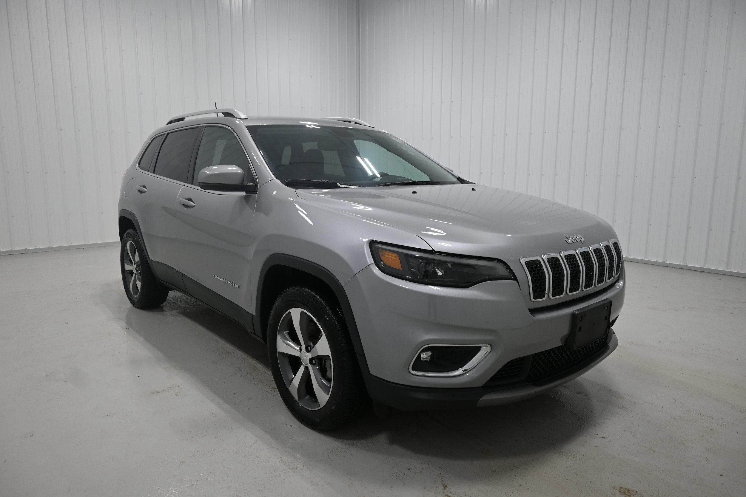 Used 2019 Jeep Cherokee Limited w/ Trailer Tow Group AWD/4WD image 2