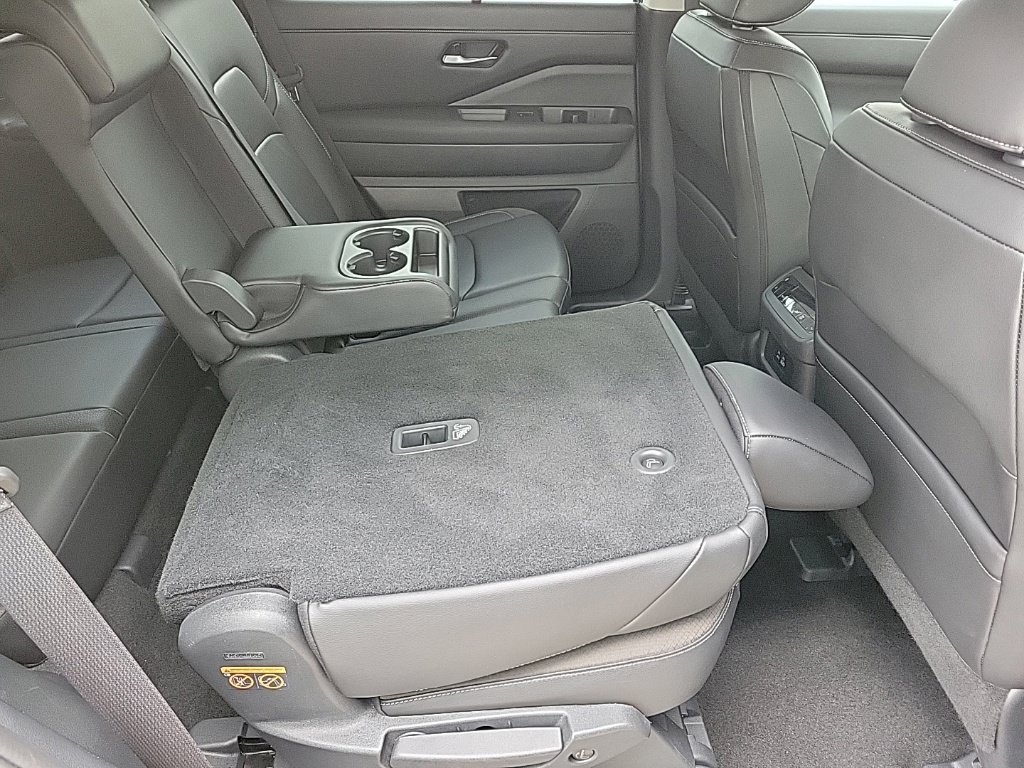 Used 2025 Nissan Pathfinder SL AWD/4WD image 17