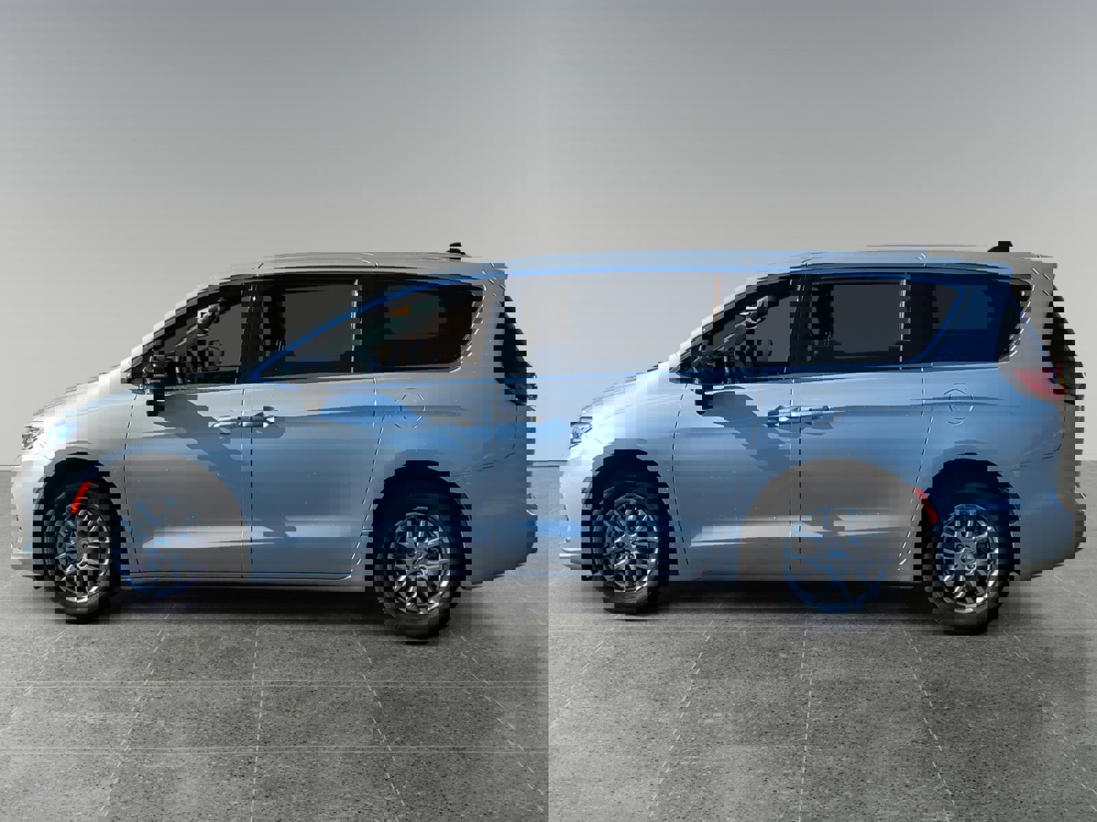 Used 2024 Chrysler Pacifica Touring image 2