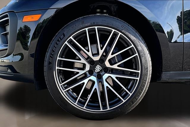 Used 2025 Porsche Macan AWD/4WD image 28