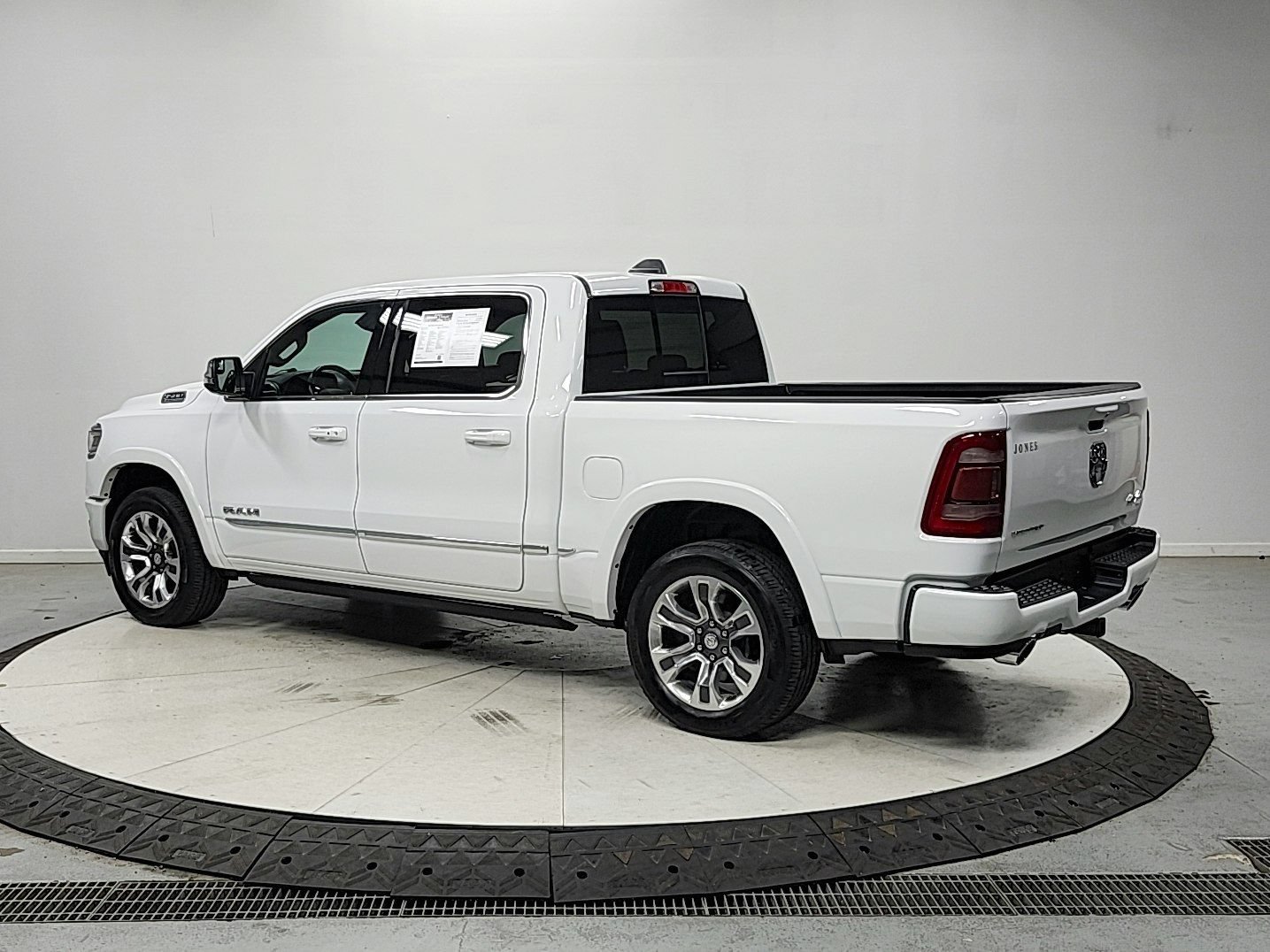 Used 2023 RAM 1500 Limited w/ Body Color Bumper Group AWD/4WD image 5