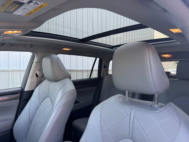 Used 2025 Toyota Highlander Platinum AWD/4WD image 37