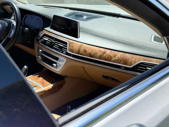 Used 2018 BMW 750i RWD image 33