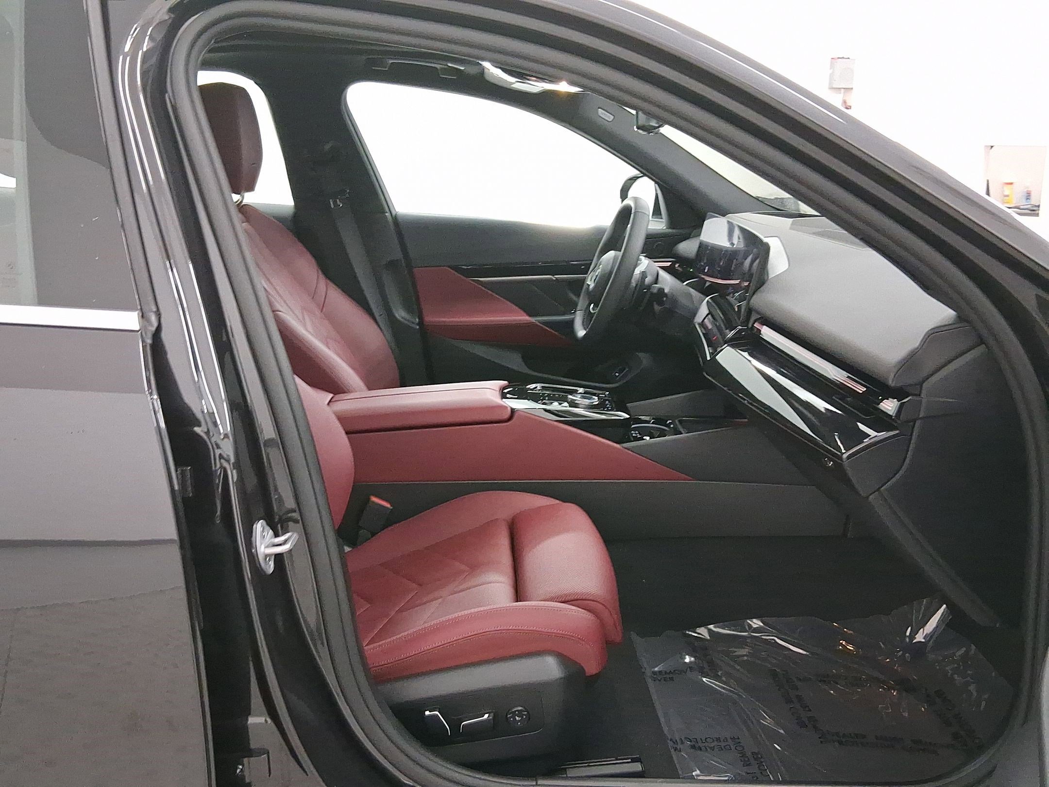 Certified 2025 BMW 530i image 33