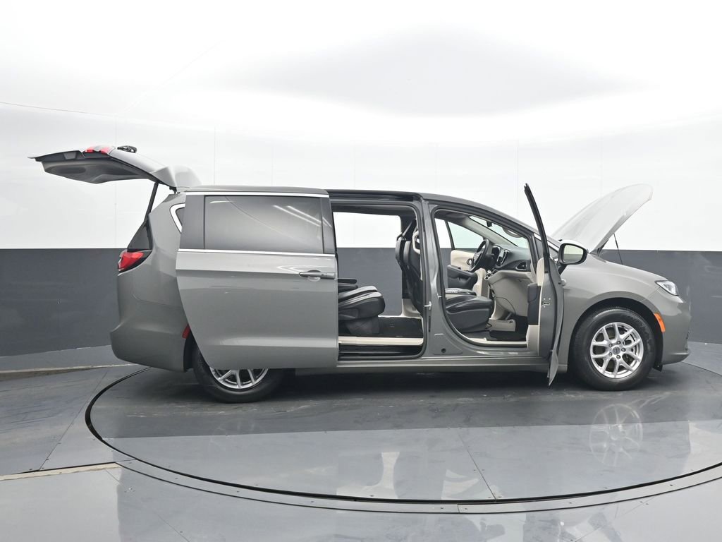 Used 2023 Chrysler Pacifica Touring-L image 26