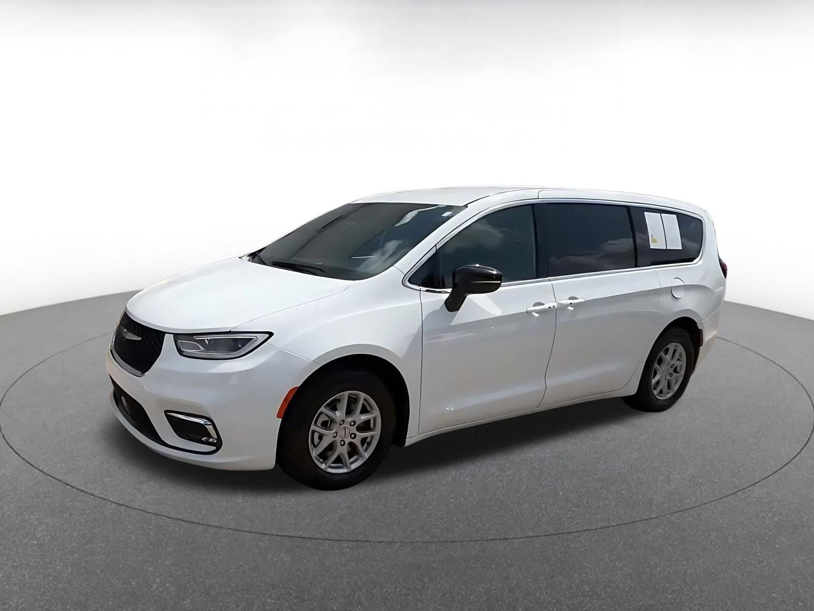 Used 2025 Chrysler Pacifica Select image 8