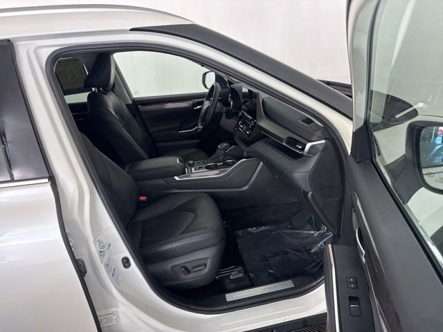 Used 2021 Toyota Highlander Limited image 13