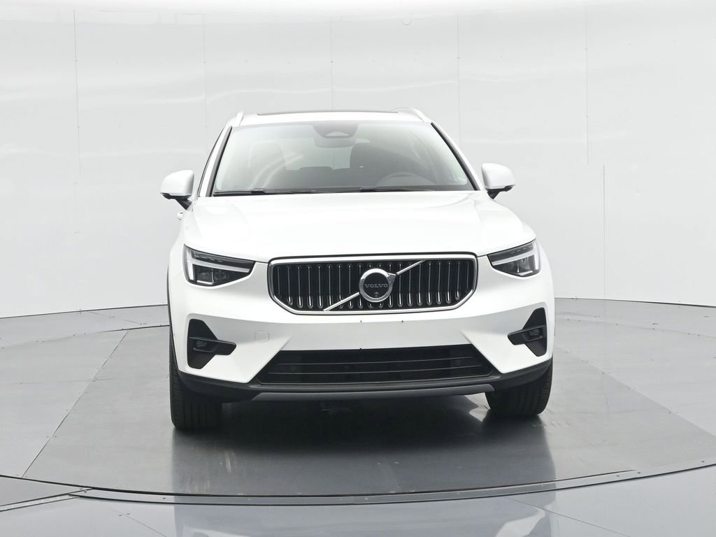 Used 2025 Volvo XC40 B5 Plus image 28