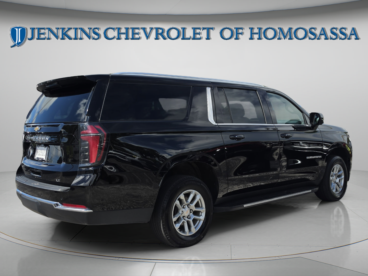 Used 2025 Chevrolet Suburban LT RWD image 4