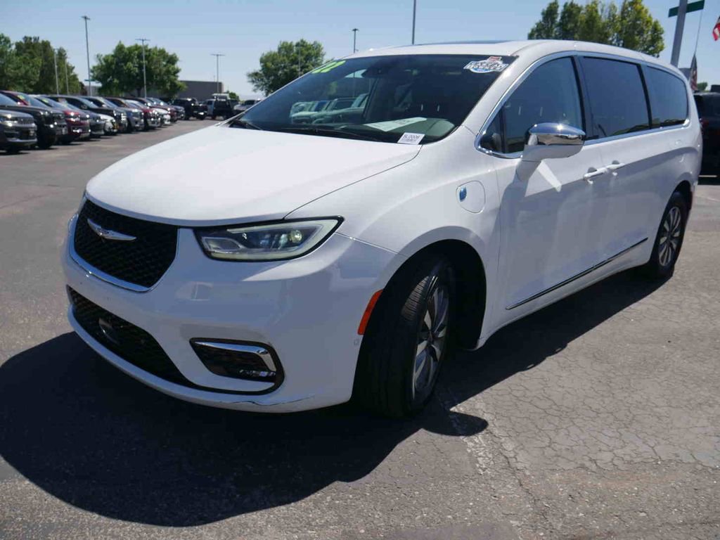 Certified 2022 Chrysler Pacifica Limited FWD image 4