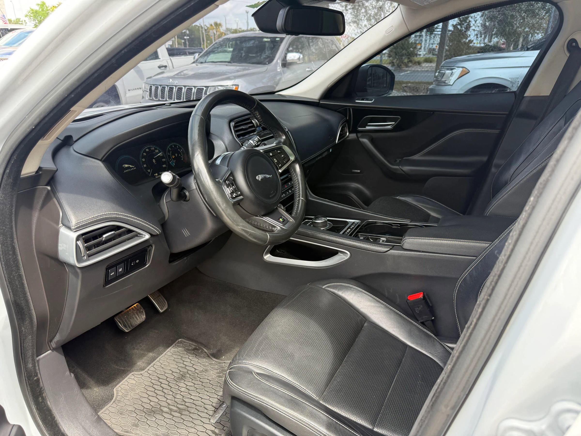 Used 2017 Jaguar F-PACE R-Sport image 15