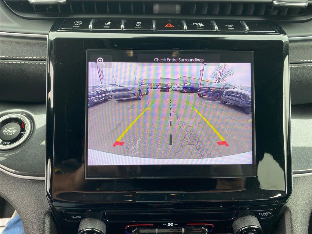 Used 2023 Jeep Grand Cherokee Laredo AWD/4WD image 13