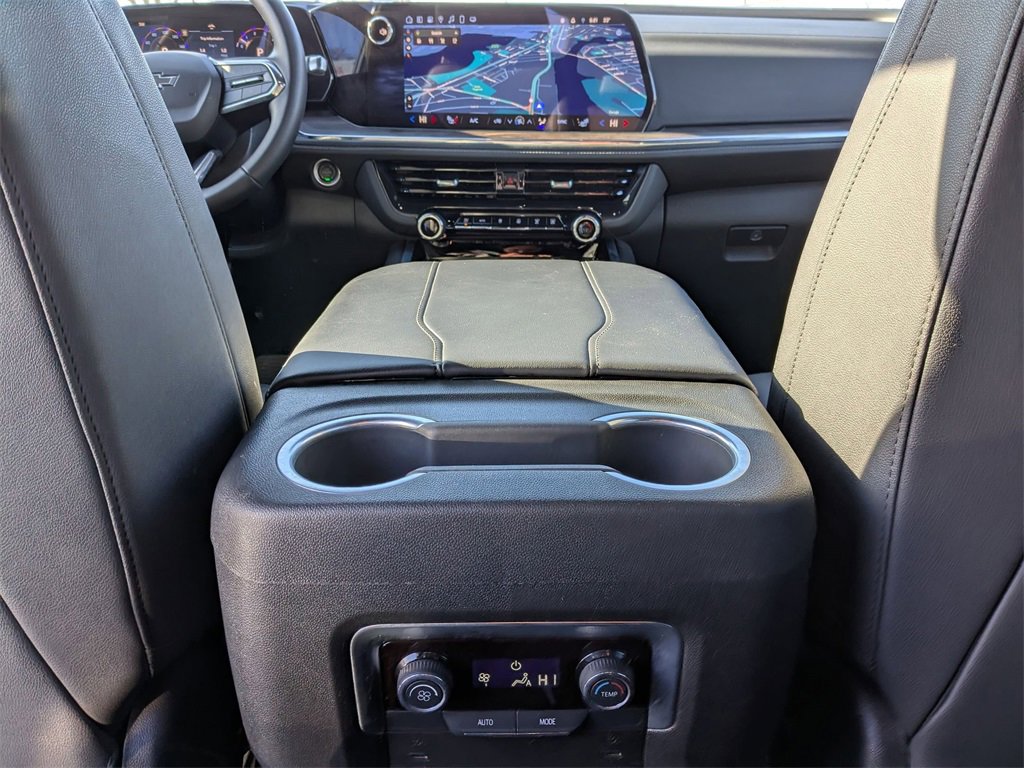 Used 2025 Chevrolet Suburban Z71 image 32