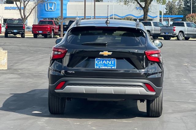 Used 2025 Chevrolet Trax LT w/ LT Convenience Package image 5