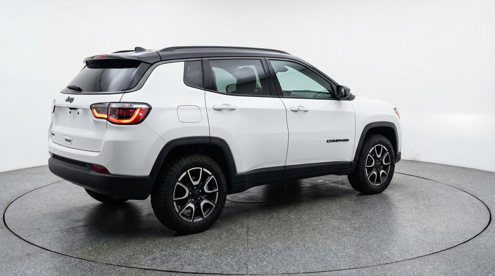 Used 2025 Jeep Compass Trailhawk AWD/4WD image 9