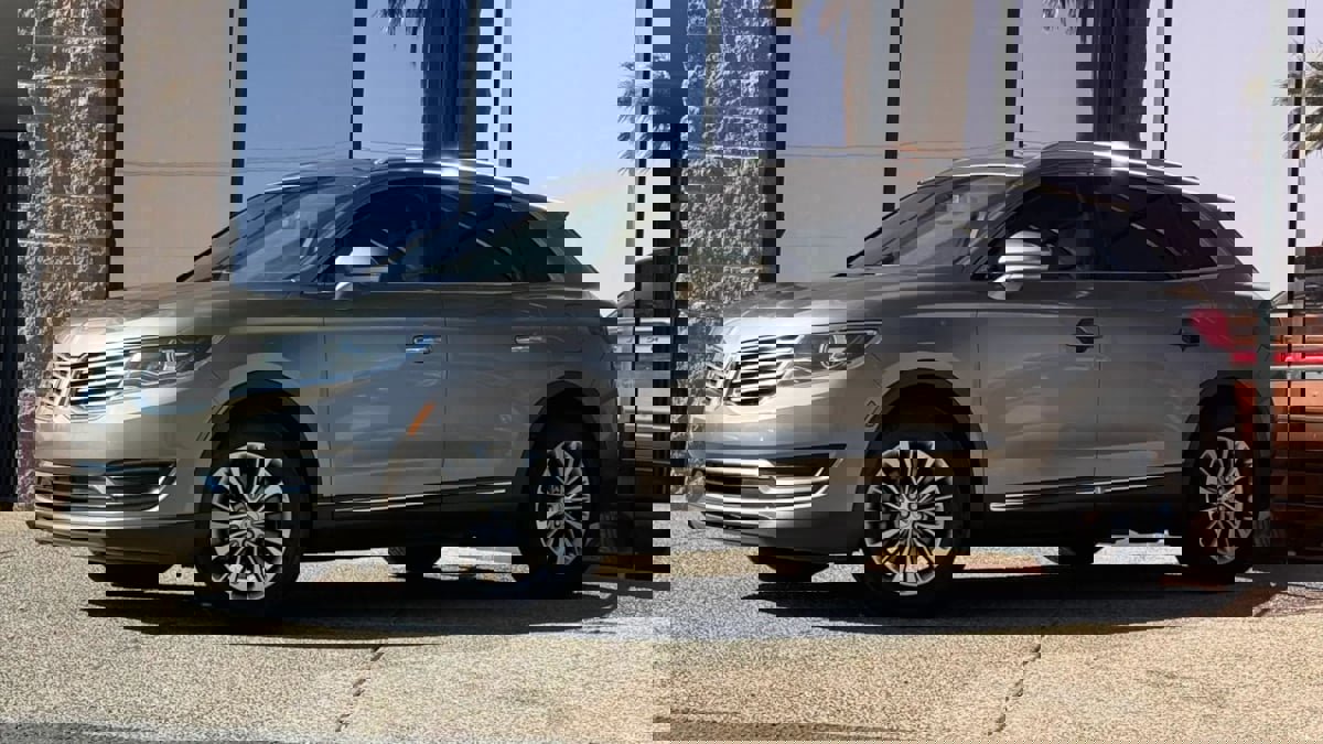 Used 2016 Lincoln MKX Select w/ Select Plus Package FWD image 3