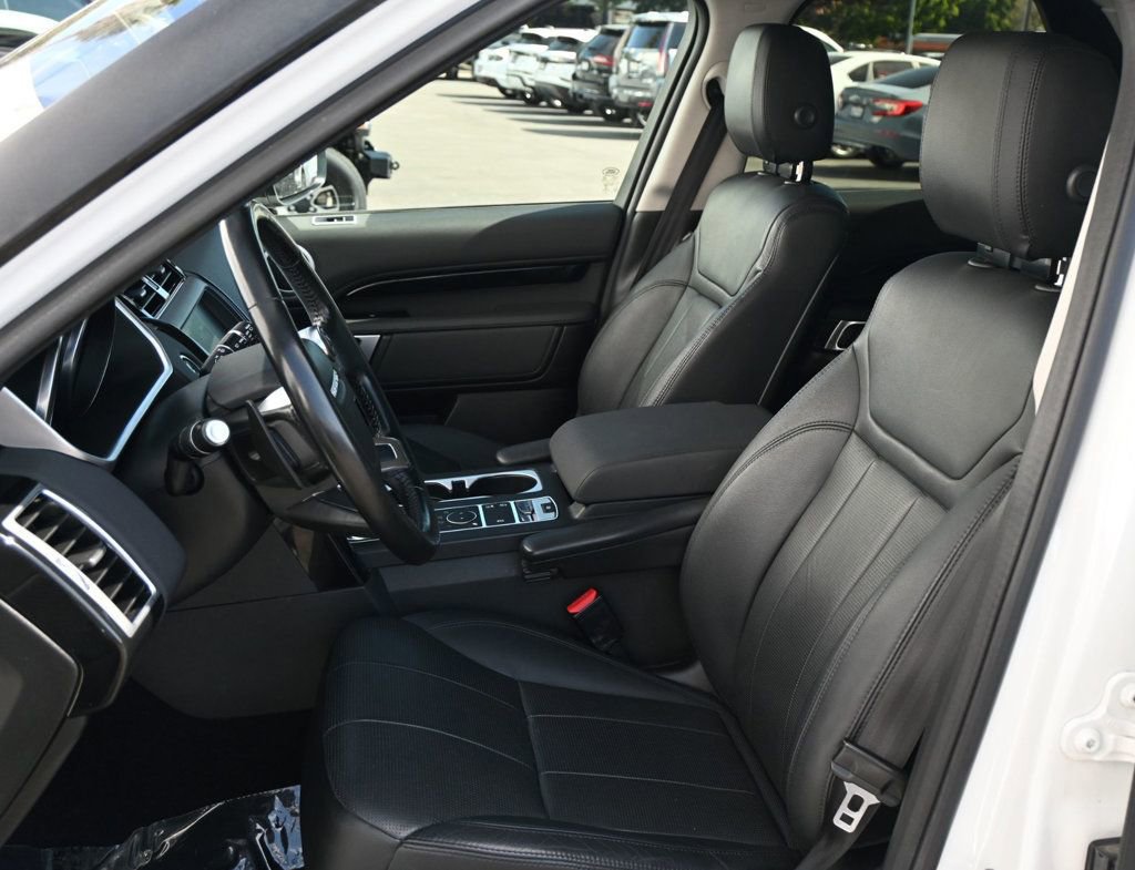 Used 2018 Land Rover Discovery SE image 16