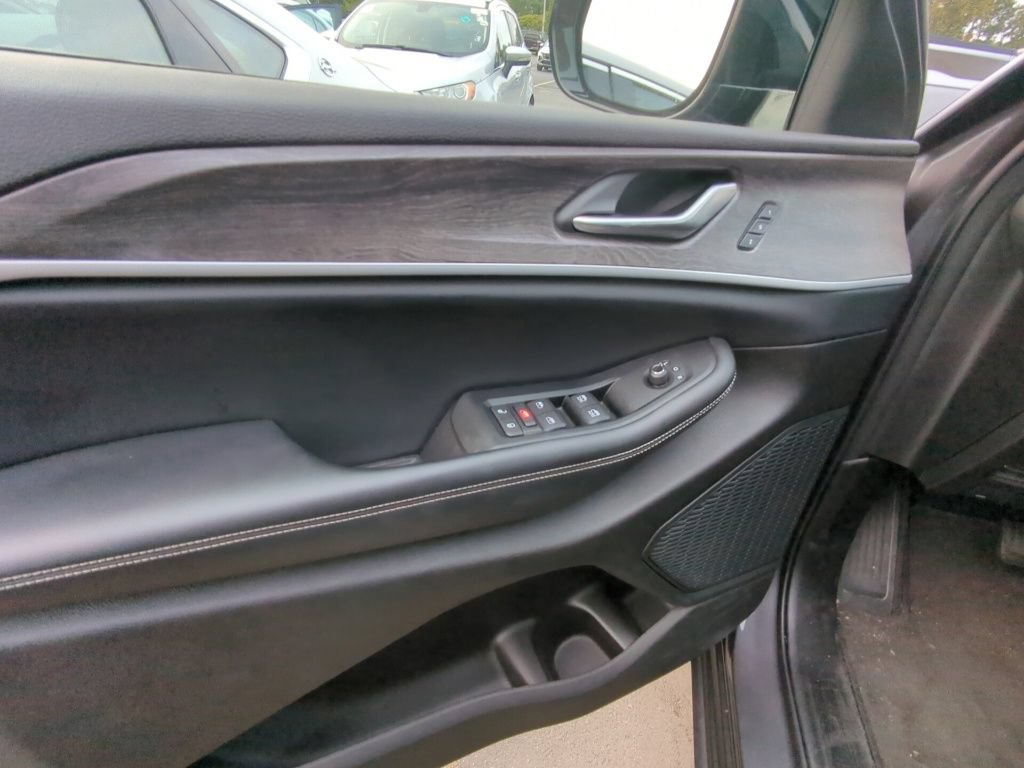 Used 2023 Jeep Grand Cherokee L Limited AWD/4WD image 8