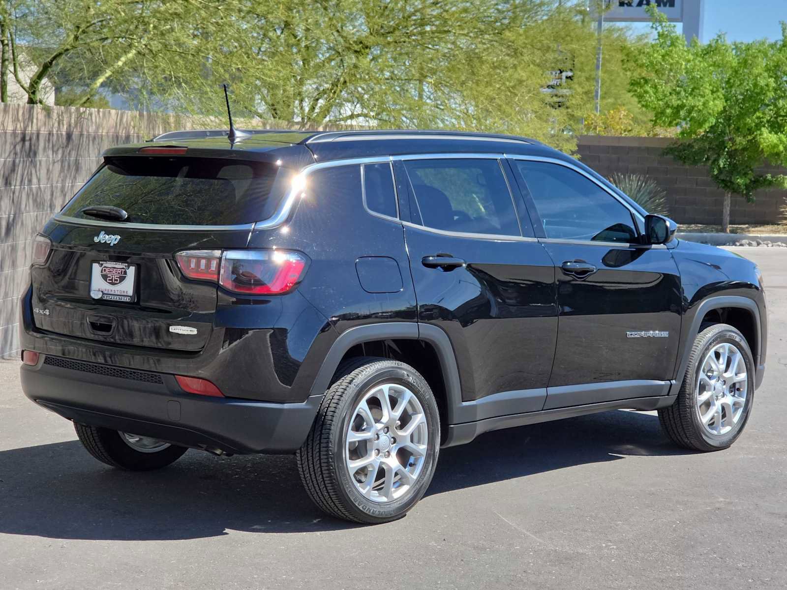 Used 2024 Jeep Compass Latitude image 9