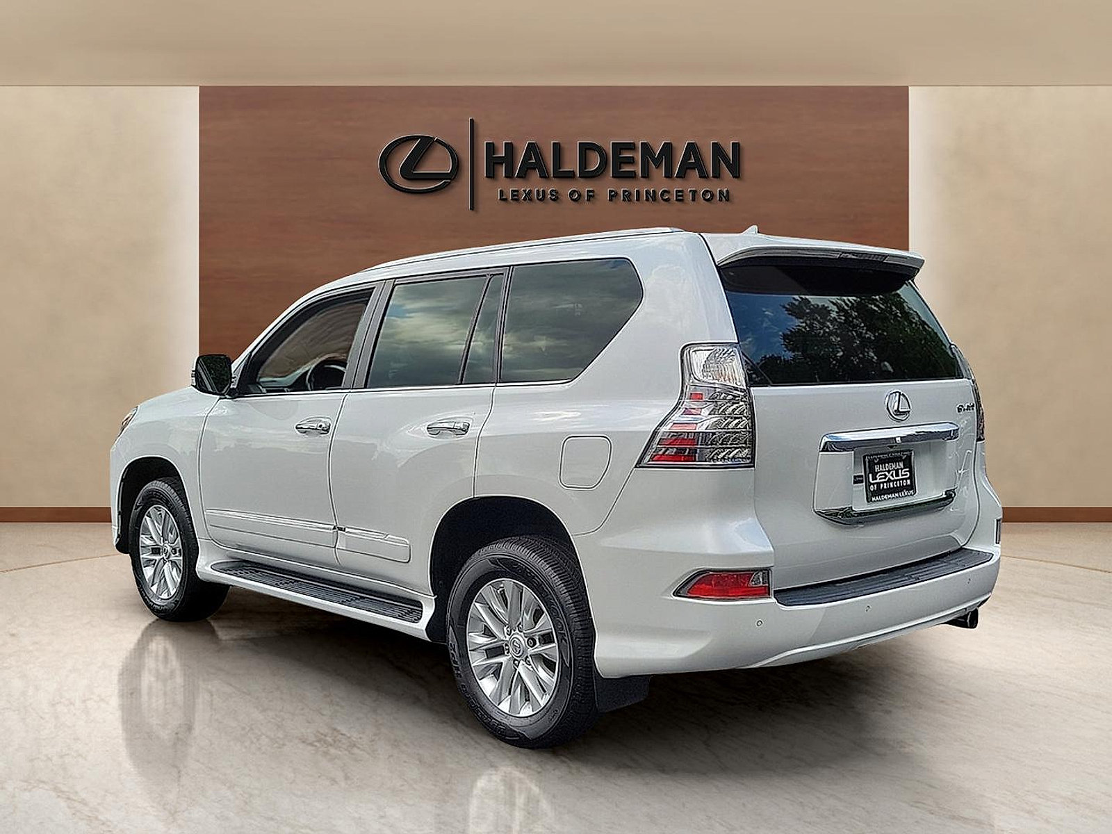 Used 2015 Lexus GX 460 w/ Premium Package AWD/4WD image 4