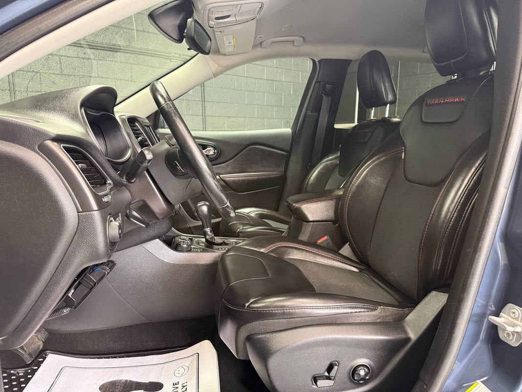 Used 2019 Jeep Cherokee Trailhawk w/ Cold Weather Group AWD/4WD image 9
