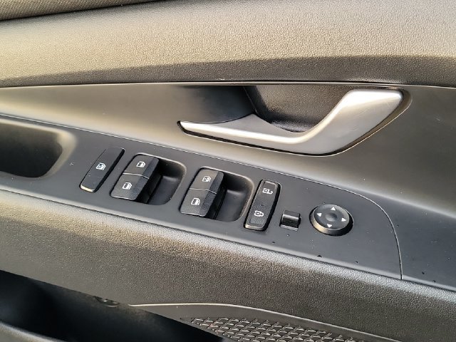 Used 2022 Hyundai Elantra Limited FWD image 17
