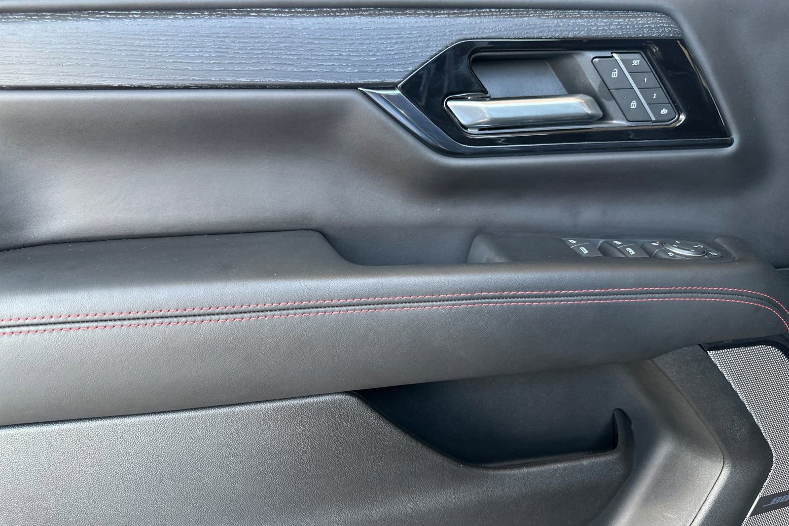 Certified 2025 GMC Yukon XL AT4 Ultimate AWD/4WD image 11