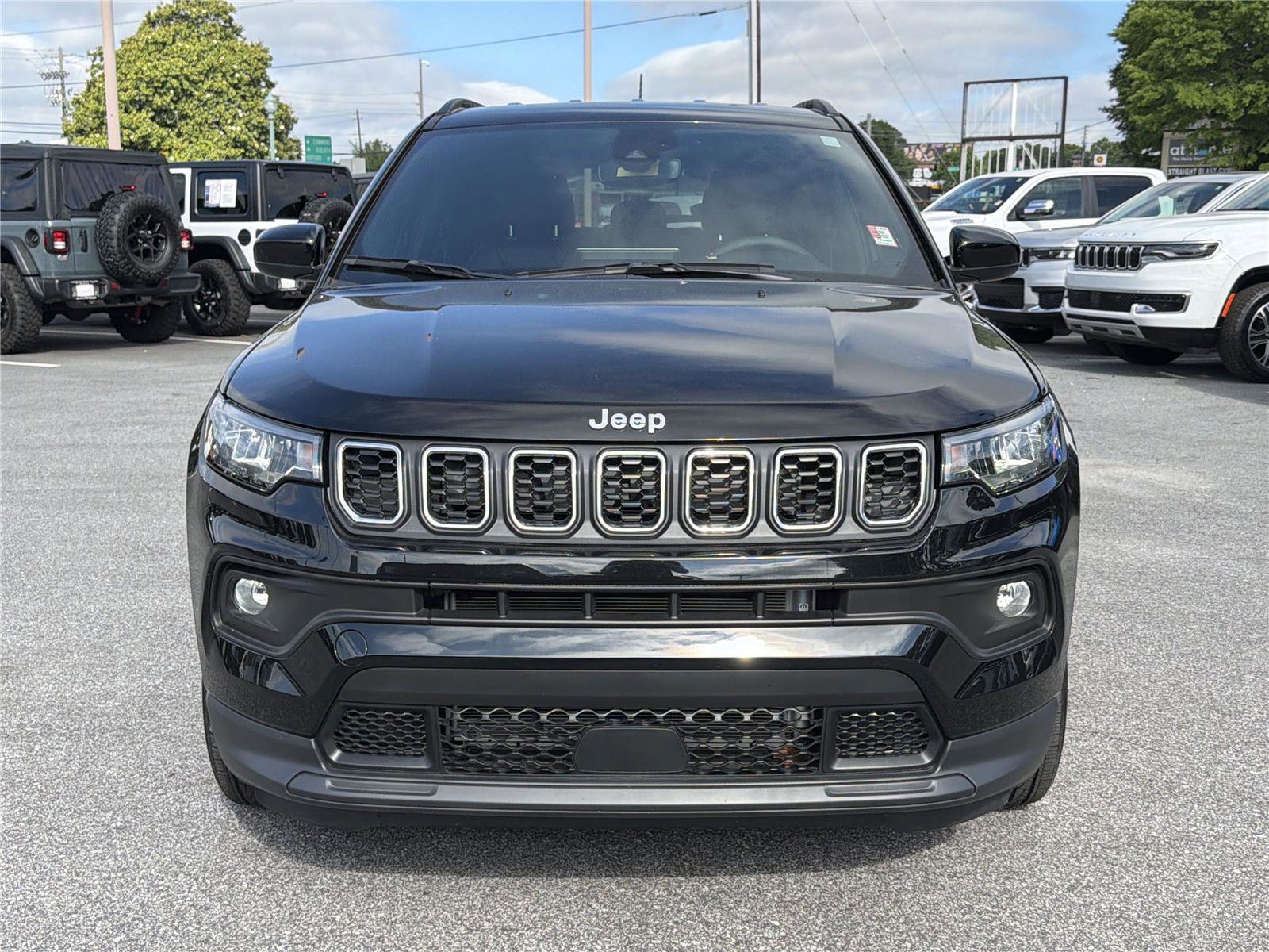 Used 2024 Jeep Compass Latitude AWD/4WD image 3