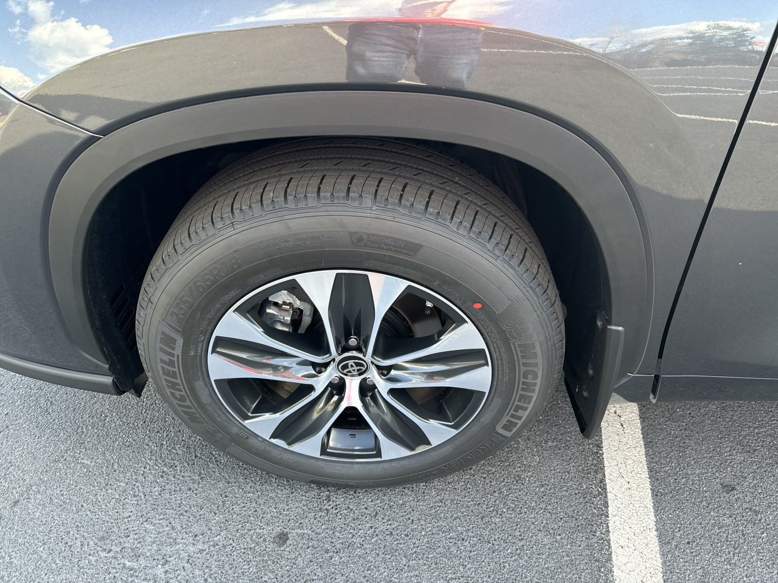New 2025 Toyota Highlander XLE FWD image 9