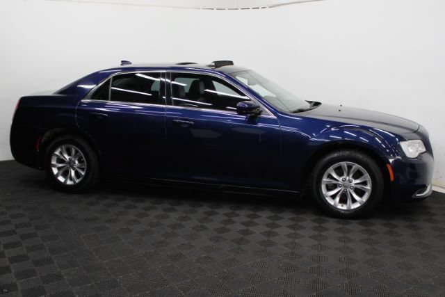 Used 2016 Chrysler 300 Limited RWD image 4
