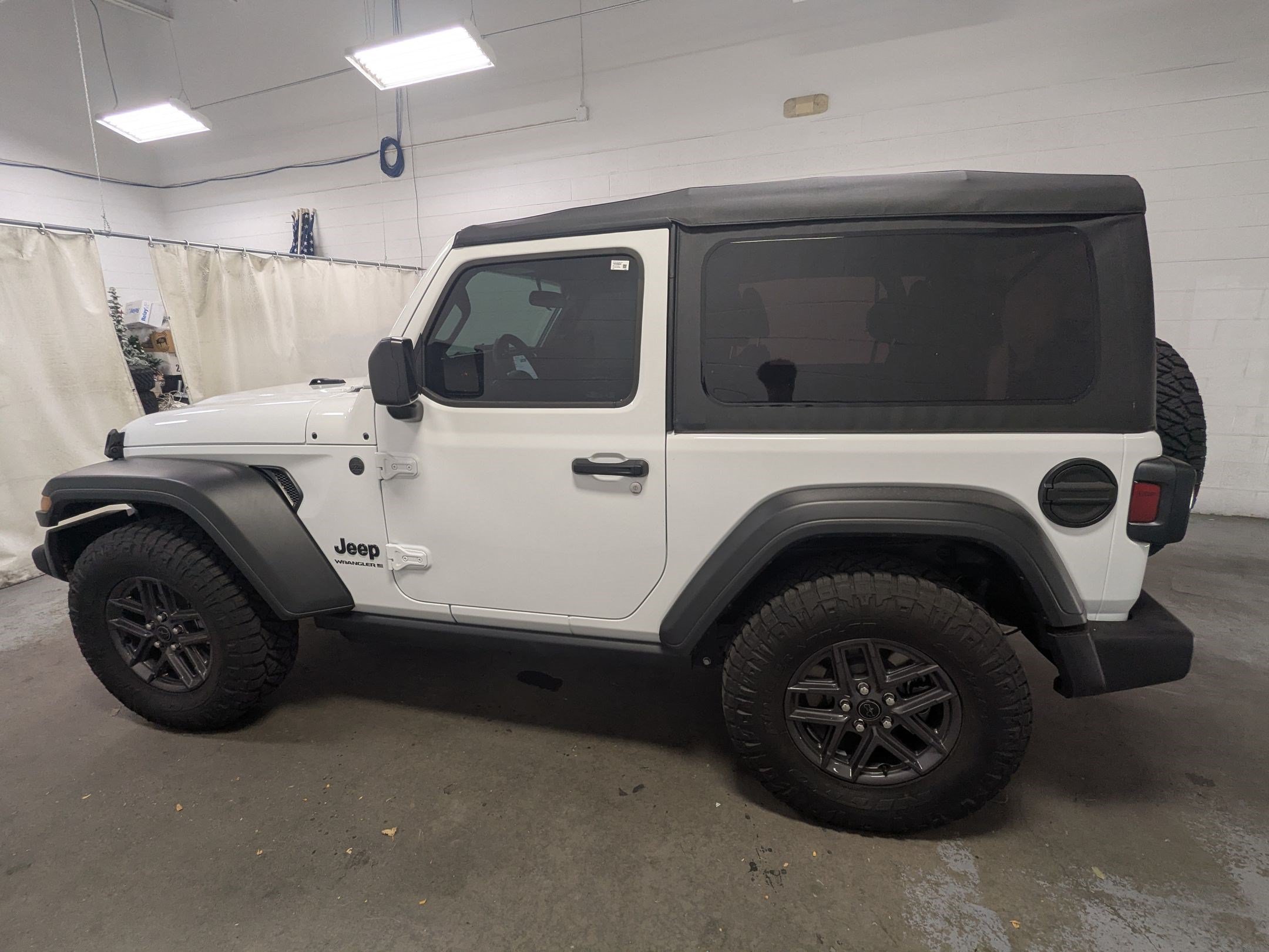 Certified 2026 Jeep Wrangler Sport AWD/4WD image 10