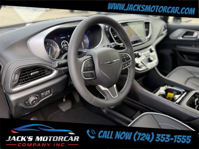 Used 2026 Chrysler Pacifica Limited FWD image 23