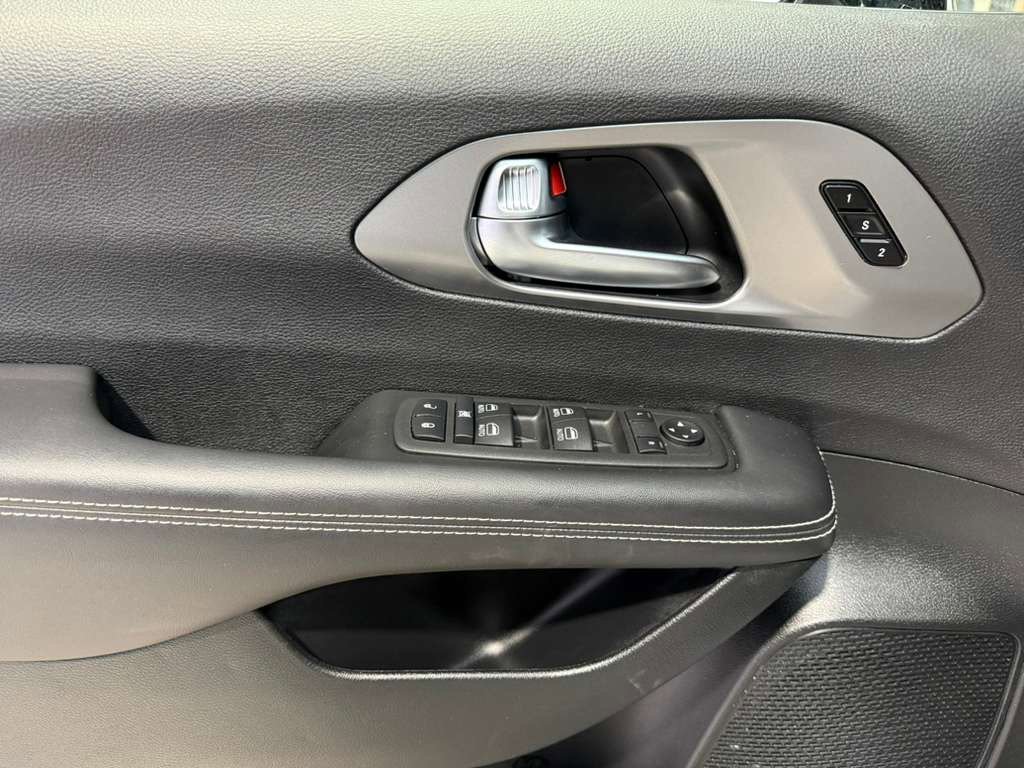 Used 2025 Chrysler Pacifica Select image 31