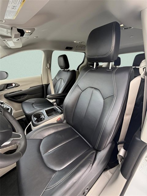 Used 2024 Chrysler Pacifica Touring-L image 19