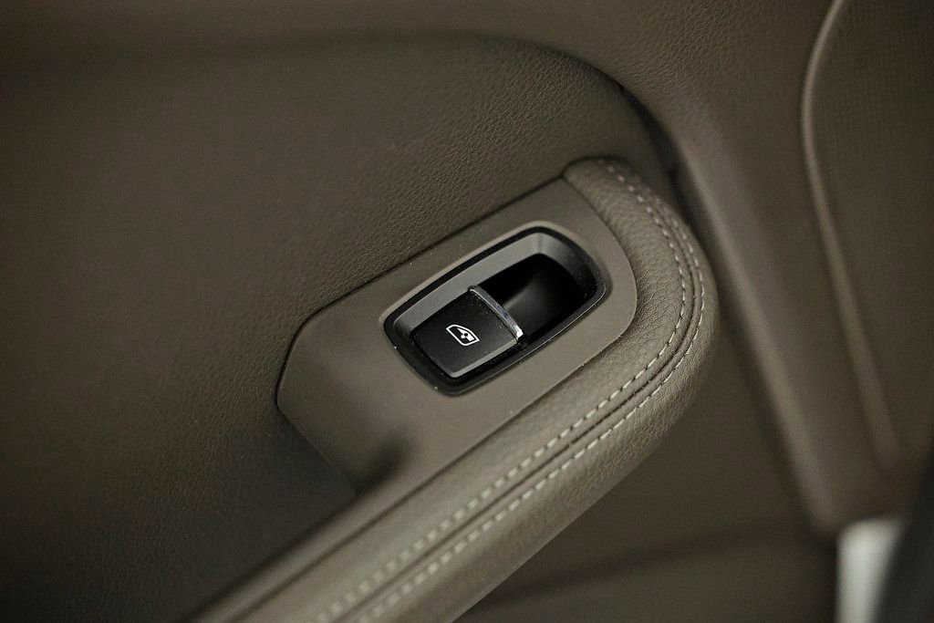 Certified 2025 Porsche Macan image 27