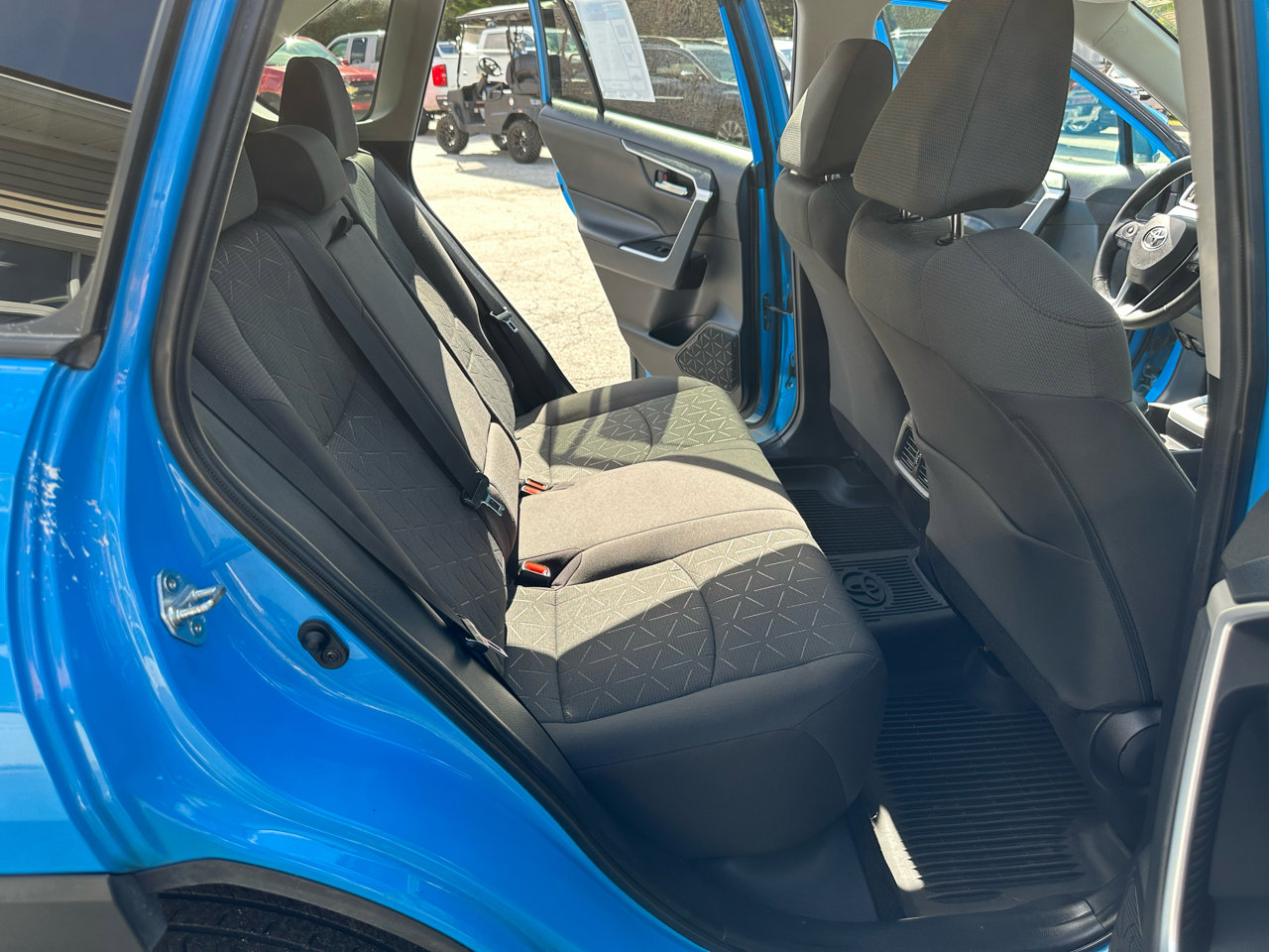 Used 2021 Toyota RAV4 XLE w/ Convenience Package image 9