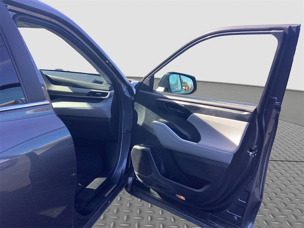 Used 2023 Toyota Highlander L image 31