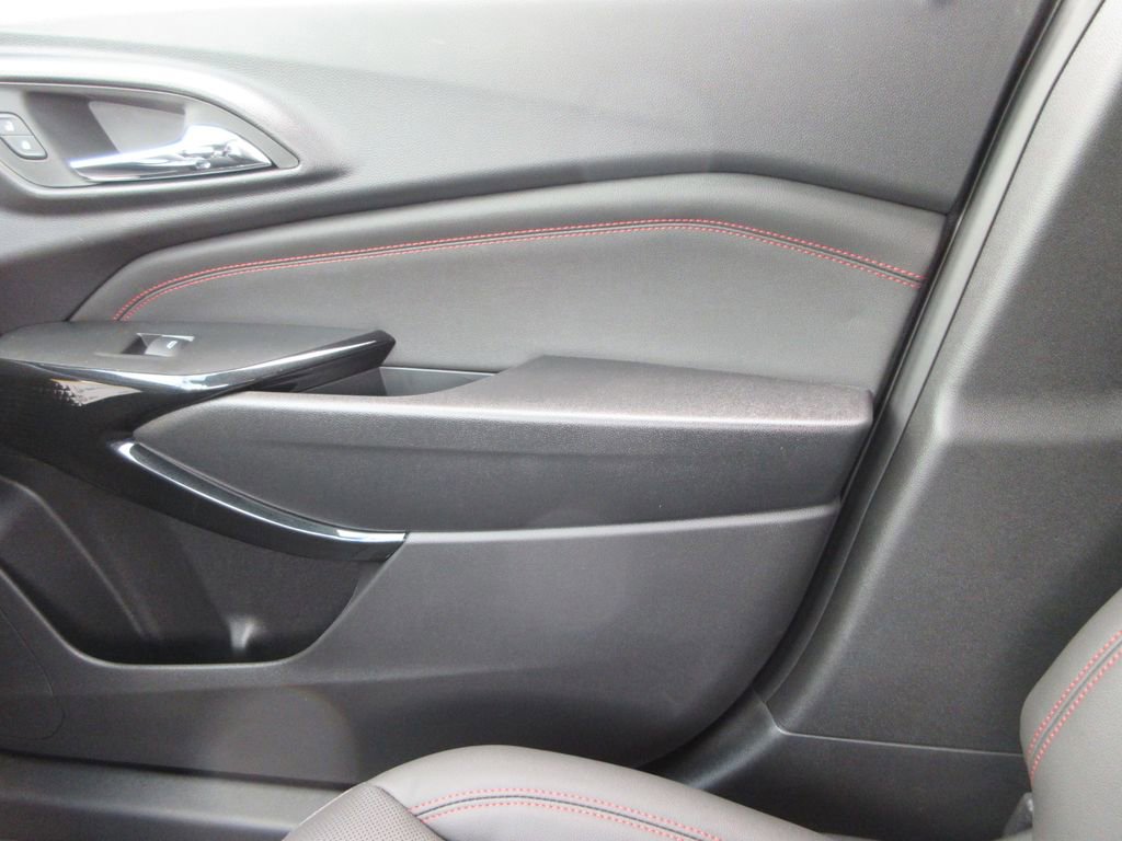 New 2026 Chevrolet Trax RS w/ Sunroof Package FWD image 34