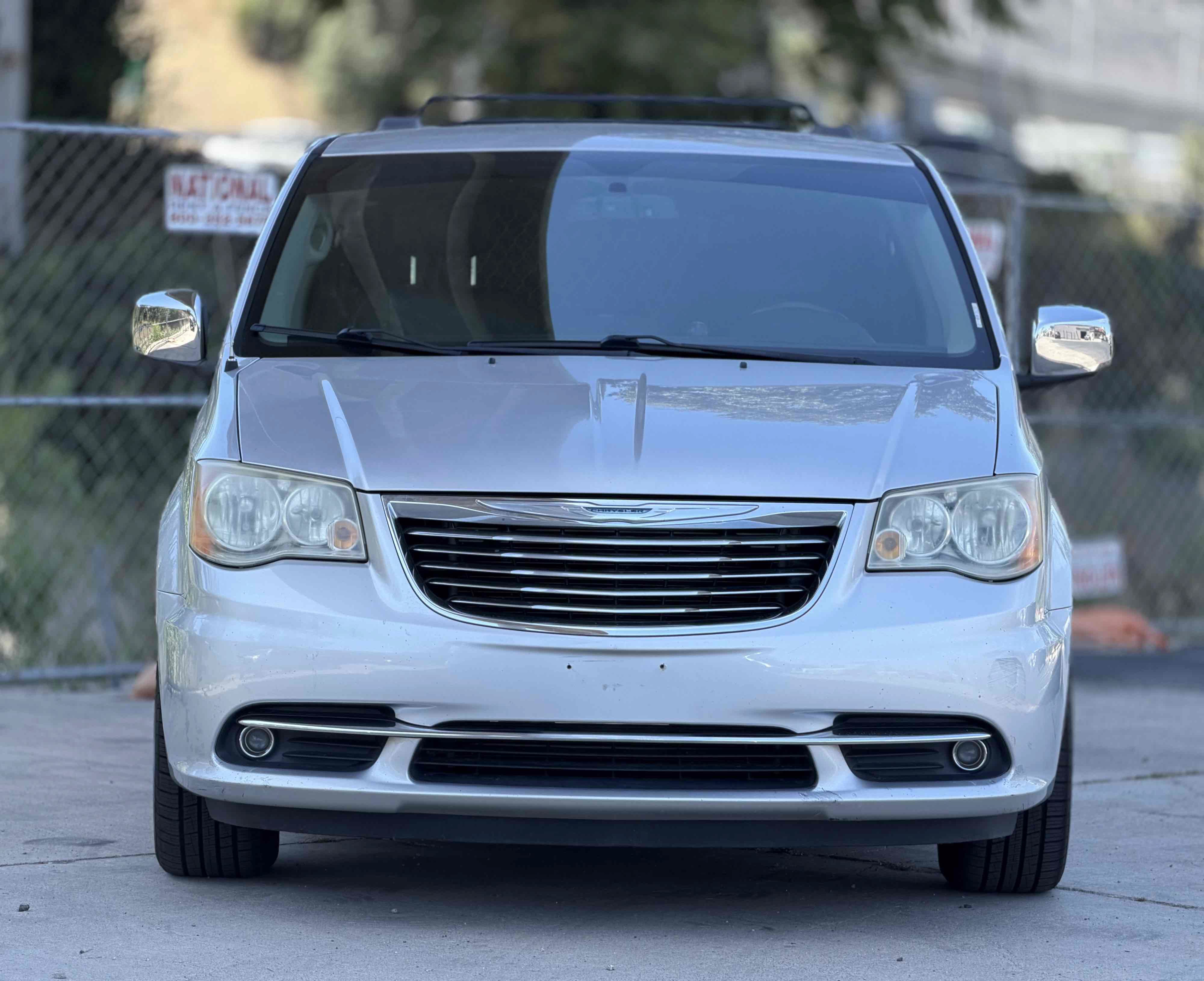 Used 2011 Chrysler Town & Country Touring-L w/ Entertainment Group #2 FWD image 2