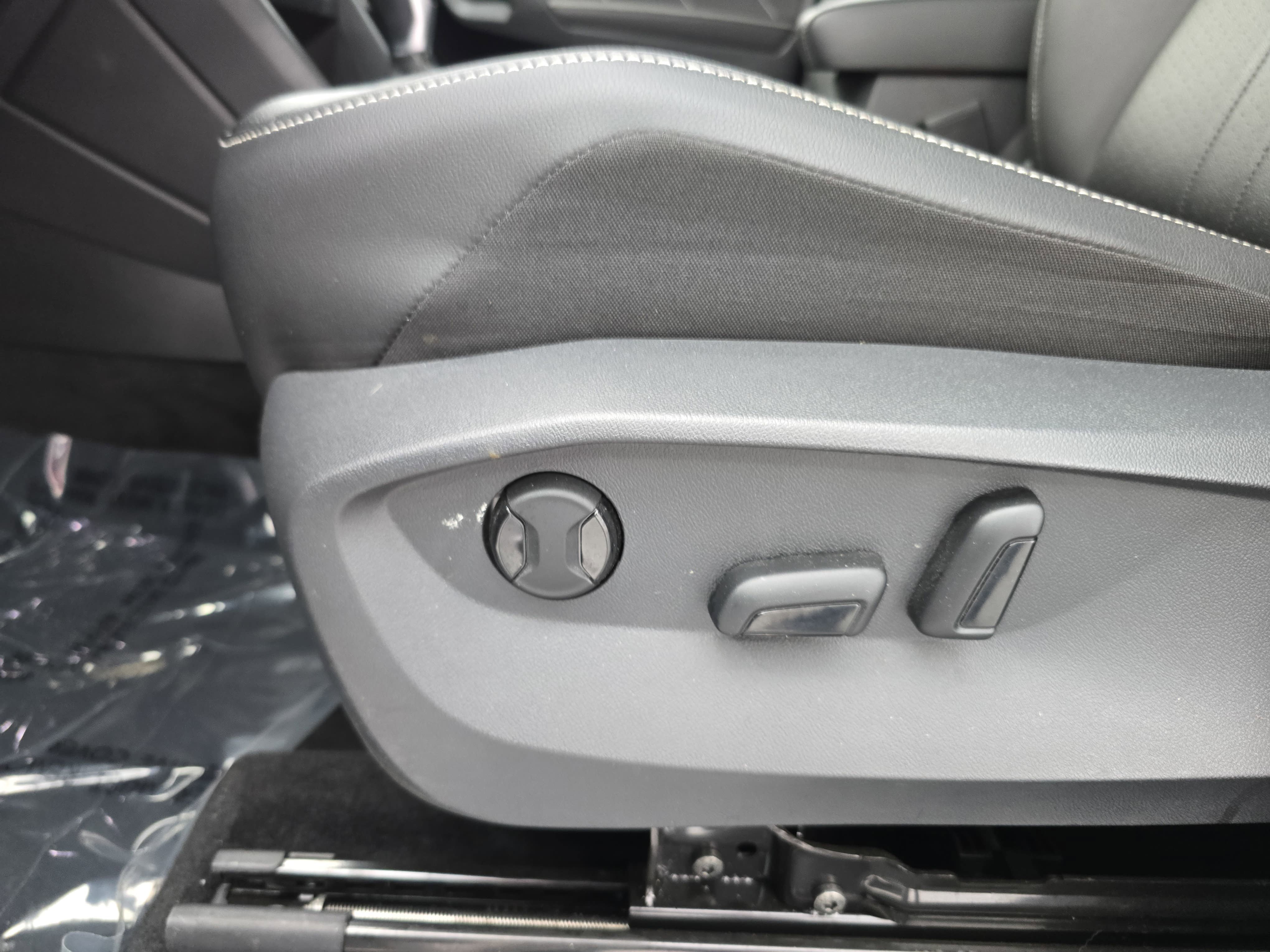 Used 2023 Volkswagen Tiguan SE R-Line FWD image 29