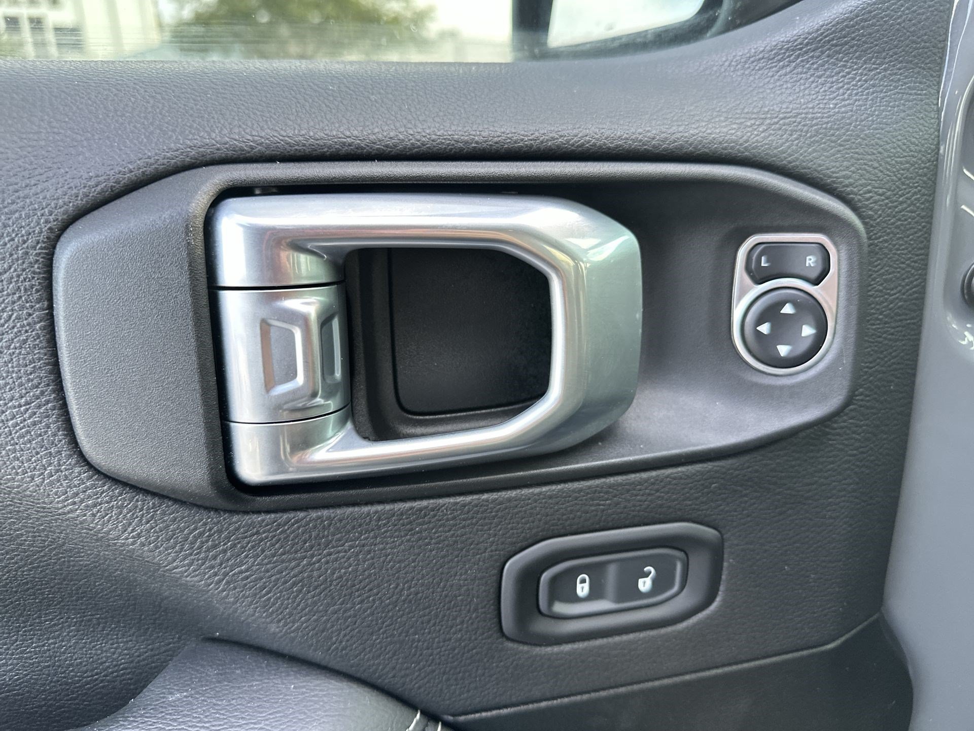 Used 2021 Jeep Gladiator Overland AWD/4WD image 15