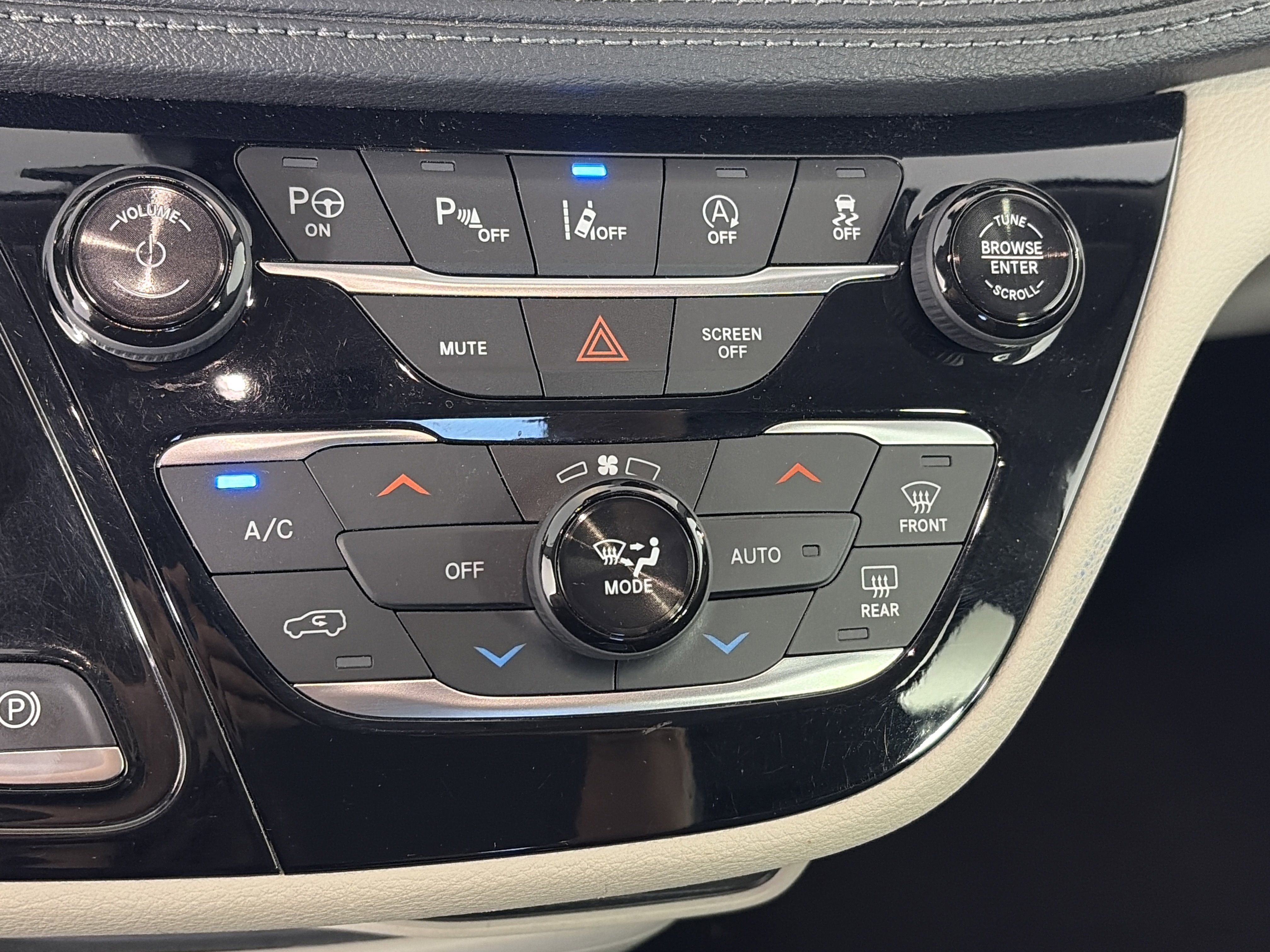 Used 2019 Chrysler Pacifica Limited w/ Advanced Safetytec Group FWD image 26