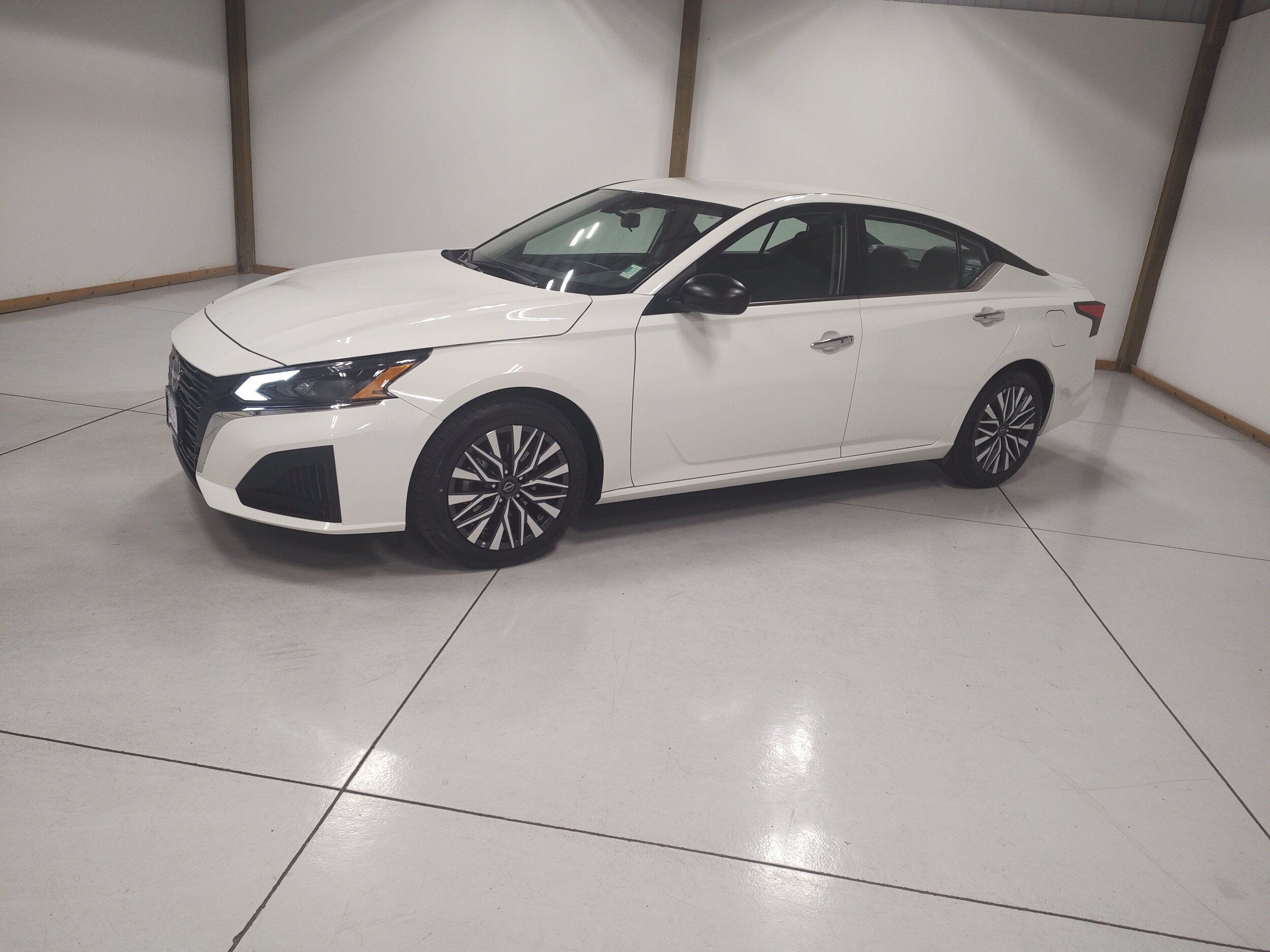 Used 2025 Nissan Altima 2.5 SV FWD image 4