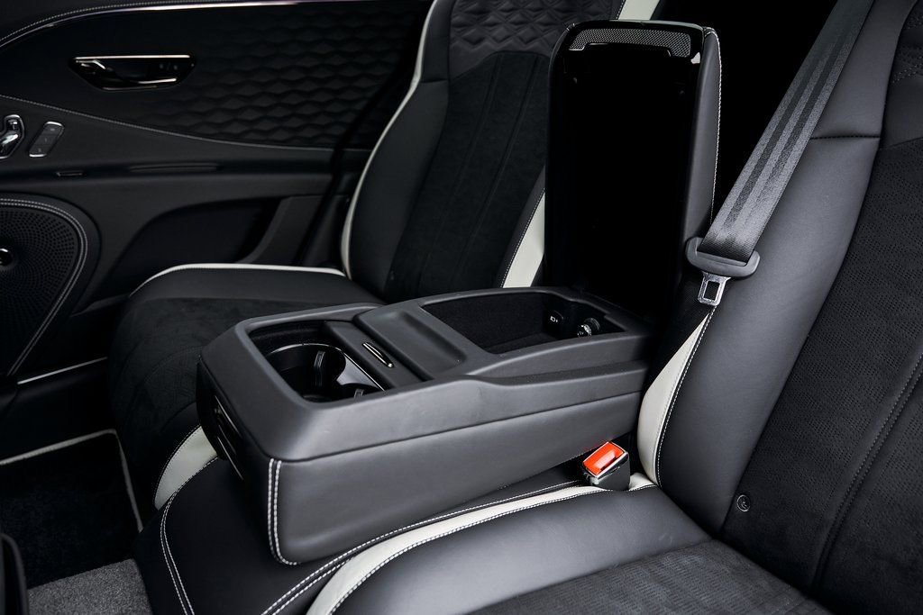 Used 2025 Bentley Flying Spur Plug-In Hybrid image 54