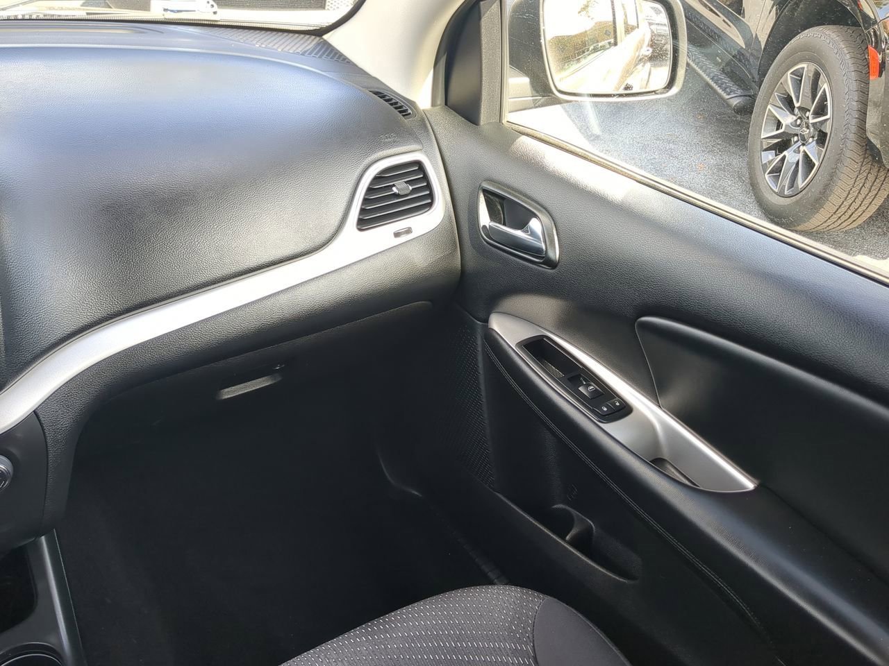 Used 2015 Dodge Journey SXT w/ Flexible Seating Group image 17