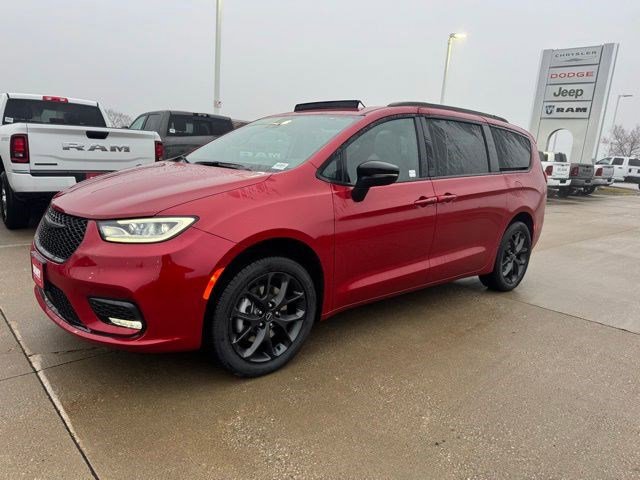 New 2026 Chrysler Pacifica Limited w/ S Appearance Package image 3