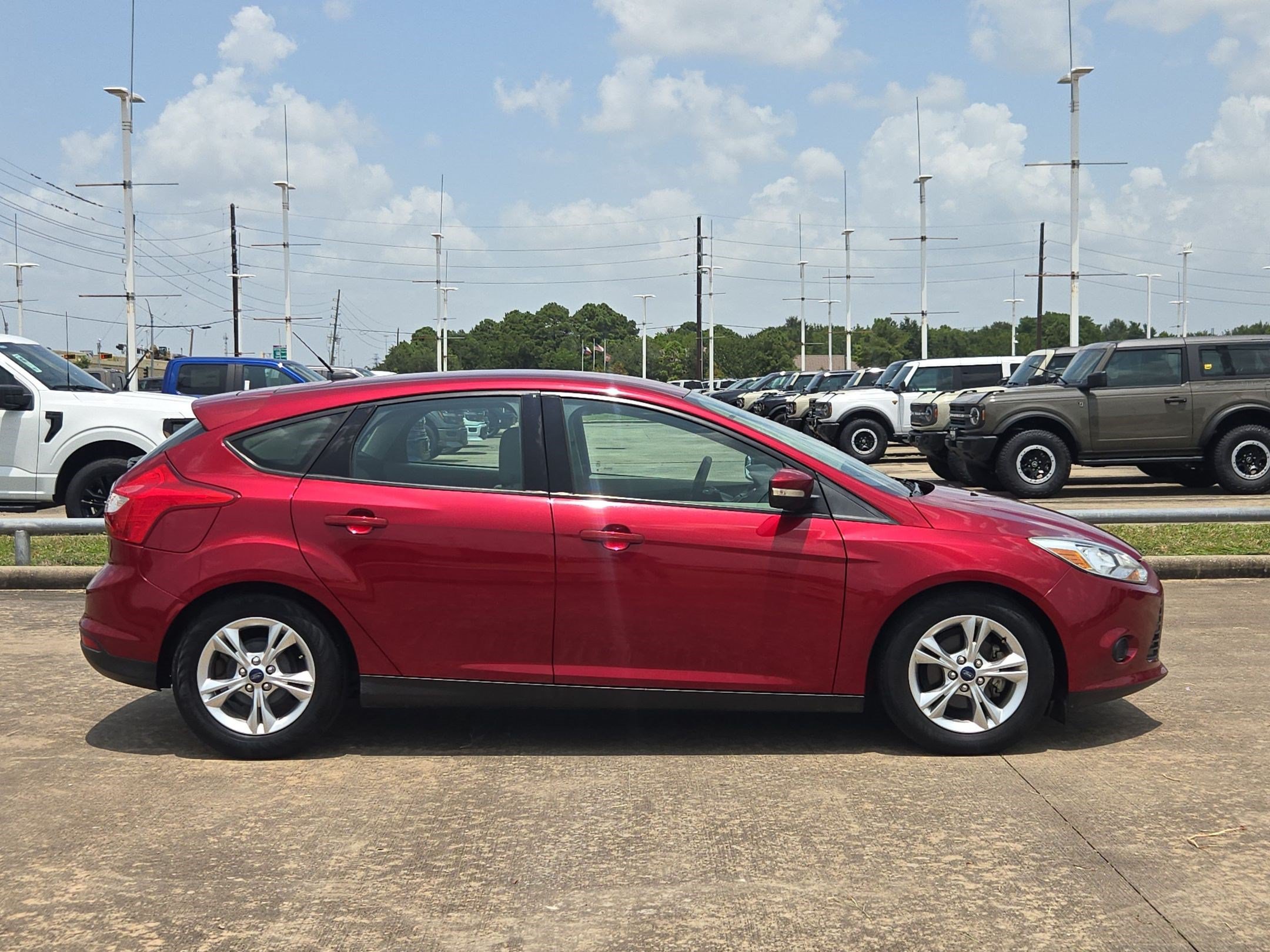 Used 2014 Ford Focus SE FWD image 2