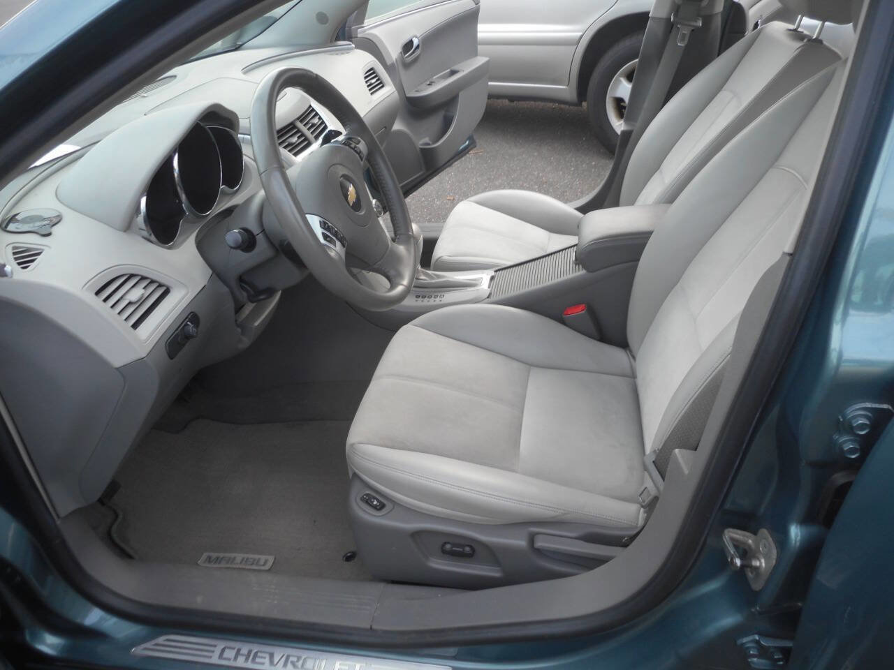 Used 2009 Chevrolet Malibu LT w/ HFV6 Engine Package image 11