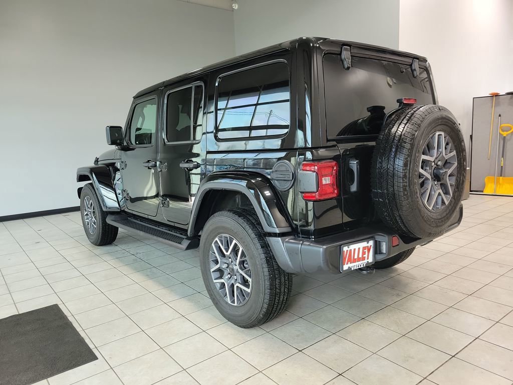 Used 2024 Jeep Wrangler Sahara image 11