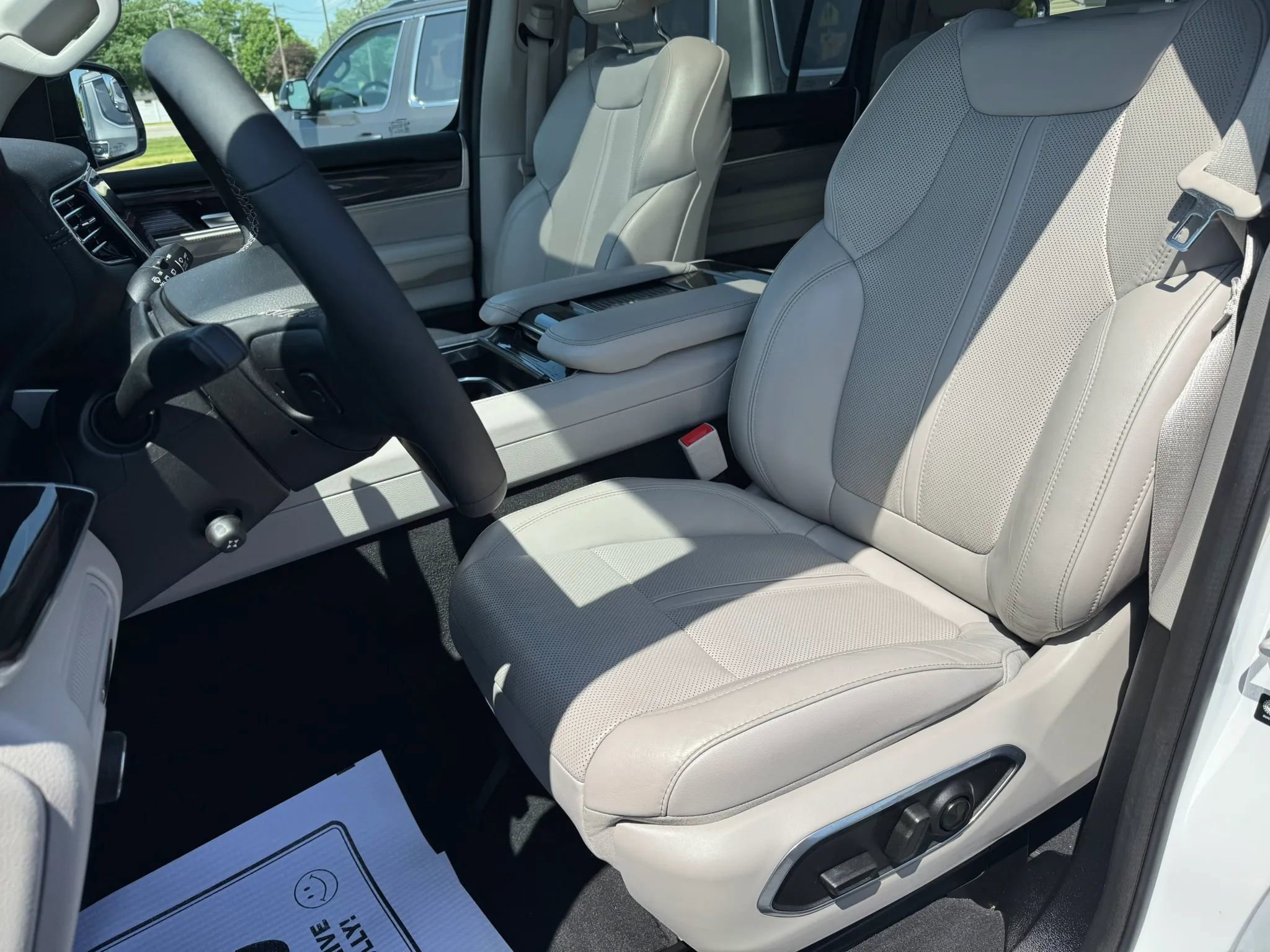 Used 2023 Jeep Wagoneer 4WD w/ Premium Group I image 5